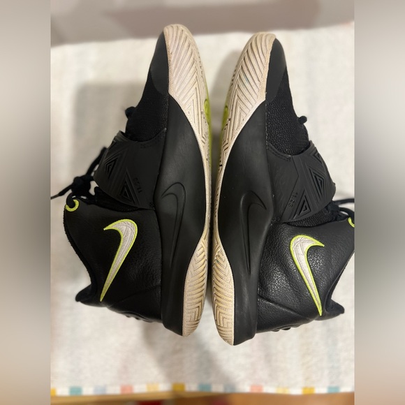 Nike Kyrie Flytrap Basketball Sneaker- Size 5.5 Youth - Picture 4 of 8
